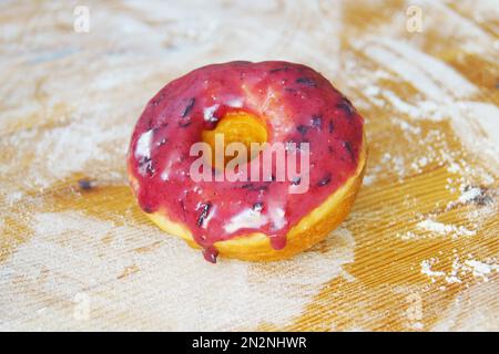 Un donut, également appelé donut, rosquilla, donut, rosette, rosca, berlin ou berlin, est un pain sucré qui est traditionnellement frit dans la graisse de porc. Banque D'Images