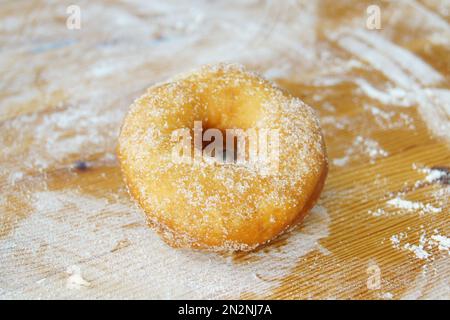 Un donut, également appelé donut, rosquilla, donut, rosette, rosca, berlin ou berlin, est un pain sucré qui est traditionnellement frit dans la graisse de porc. Banque D'Images