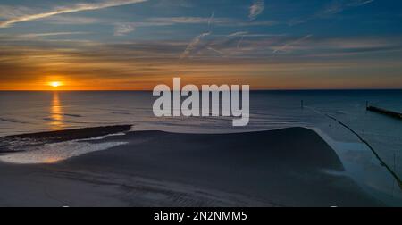 vue aérienne du lever du soleil sur la plage de littlehampton, sur la côte ouest du sussex Banque D'Images