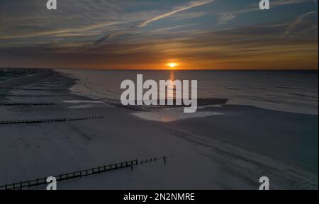vue aérienne du lever du soleil sur la plage de littlehampton, sur la côte ouest du sussex Banque D'Images