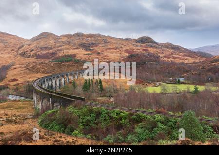 Ecosse, Inverness-shire, Glenfinnan. Le viaduc de Glenfinnan - un pont ferroviaire de 19th siècles sur la ligne West Highland dans les films de Harry Potter Banque D'Images