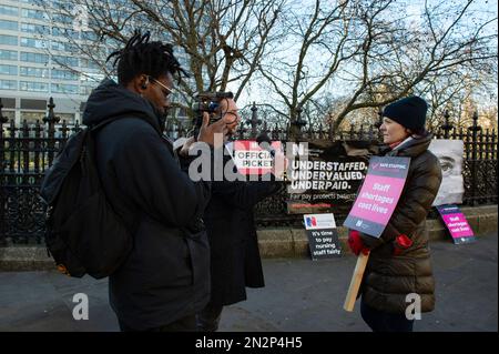 Londres, Royaume-Uni. 7th févr. 2023. Infirmières sur une ligne de piquetage pendant une grève du Collège royal des sciences infirmières à l'extérieur de l'hôpital Guy's et St Thomas. Crédit : claire doherty/Alamy Live News Banque D'Images