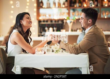 Couple heureux tenant les mains, restaurant et dîner le jour de la Saint-Valentin, célébrer les vacances avec amour, soin et romance. Engagement, interracial Banque D'Images