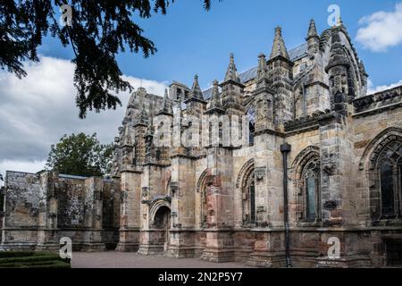 Ecosse, Roslin, Midlothian, Rosslyn Chapel. Extérieur de la chapelle gothique montrant les contreforts volants. Personne. Banque D'Images