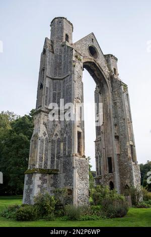 Royaume-Uni, Norfolk, Walsingham, ruiné du XIVe siècle fenêtre est du prieuré Augustin de l'Annonciation de la Bienheureuse Vierge Marie Banque D'Images