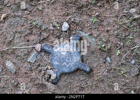 Mine terrestre non explosée enterrée dans un champ au Cambodge - un résidu des conflits Khmers rouges et vietnamiens du 20th siècle Banque D'Images