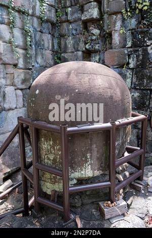 Cambodge, Koh Ker, lingam - symbole de Siva dans un temple. Koh Ker est une ville de 10th ans au nord d'Angkor Banque D'Images