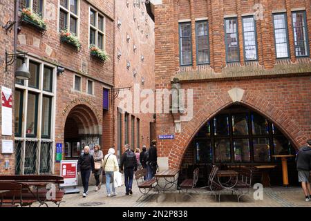 BRÊME, ALLEMAGNE - JUILLET 7 2022 : Böttcherstraße est une rue du centre historique de Brême, Allemagne Banque D'Images