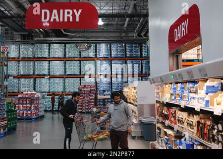 Lynnwood, États-Unis. 06th févr. 2023. Les clients ont vu leurs achats chez Costco. Les pénuries d'oeufs ont laissé de nombreux magasins Costco avec des étagères vides dans la section des oeufs, frustrant les clients qui comptent sur les oeufs pour leurs repas quotidiens. Il est conseillé aux clients de consulter leurs magasins locaux pour obtenir des informations sur la disponibilité des œufs pendant cette période. Crédit : SOPA Images Limited/Alamy Live News Banque D'Images