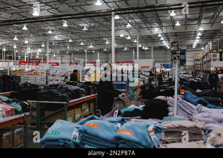 Lynnwood, États-Unis. 06th févr. 2023. Les clients ont vu leurs achats chez Costco. Les pénuries d'oeufs ont laissé de nombreux magasins Costco avec des étagères vides dans la section des oeufs, frustrant les clients qui comptent sur les oeufs pour leurs repas quotidiens. Il est conseillé aux clients de consulter leurs magasins locaux pour obtenir des informations sur la disponibilité des œufs pendant cette période. Crédit : SOPA Images Limited/Alamy Live News Banque D'Images