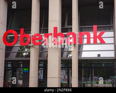 Vienne, Autriche - 7 août 2022 : façade avec logo de Oberbank AG est une banque régionale basée à Linz et détenue par 3-Banken-Gruppe. Banque D'Images