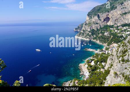 Vue spectaculaire de Capri côte rocheuse, l'île de Capri, Campanie, Italie Banque D'Images