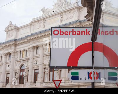 Vienne, Autriche - 8 août 2022 : façade avec logo de Oberbank AG est une banque régionale basée à Linz et détenue par 3-Banken-Gruppe. Banque D'Images