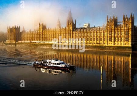 Londres, Royaume-Uni. 7th févr. 2023. Une vue sur les chambres du Parlement un matin brumeux. Un matin très brumeux et de mauvaise humeur à Londres car les températures devraient augmenter à 9 degrés plus tard dans la semaine. Crédit : Mark Thomas/Alay Live News Banque D'Images