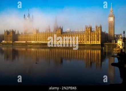 Londres, Royaume-Uni. 7th févr. 2023. Une vue sur les chambres du Parlement un matin brumeux. Un matin très brumeux et de mauvaise humeur à Londres car les températures devraient augmenter à 9 degrés plus tard dans la semaine. Crédit : Mark Thomas/Alay Live News Banque D'Images