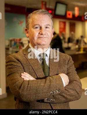 Mark Gibson, directeur des affaires extérieures de Post Office Ltd à la succursale de Belfast City. Les £600 bons de soutien énergétique en Irlande du Nord ont été envoyés, a déclaré la poste. Date de la photo: Mardi 7 février 2023. Banque D'Images