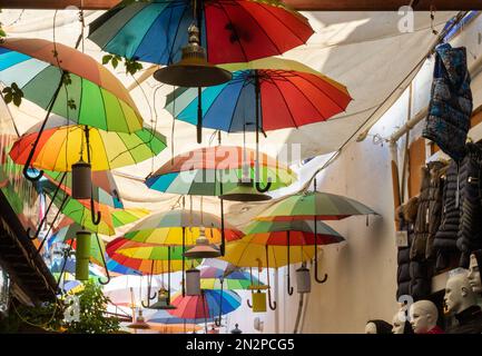 Parasols multicolores suspendus dans le centre commercial, Bodrum, Turquie Banque D'Images