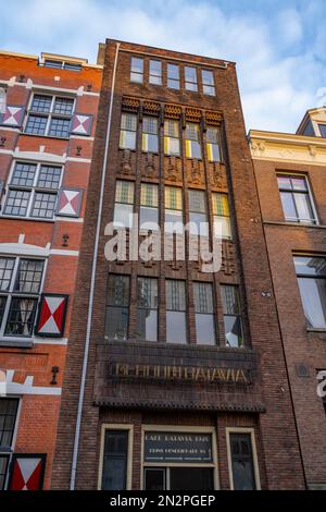 Vue arrière du bâtiment Gebouw Batavia de Oudezijds Kolk, Amsterdam 1920s bâtiment construit dans le style de l'école d'Amsterdam Banque D'Images