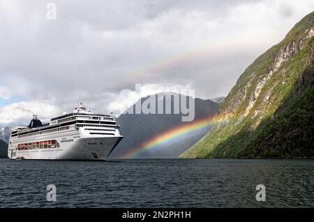 Arc-en-ciel sur MSC Lirica bateau de croisière dans les Fjords norvégiens - fjord Geiranger - Hellesylt, Sunnylvsfjord, Norvège, Scandinavie. Destination voyage Norvège. Banque D'Images