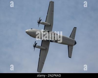 Un gros plan d'Alenia C-27J Spartan volant dans le ciel lors d'un spectacle aérien en Slovaquie Banque D'Images