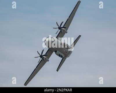 Un gros plan d'Alenia C-27J Spartan volant dans le ciel lors d'un spectacle aérien en Slovaquie Banque D'Images