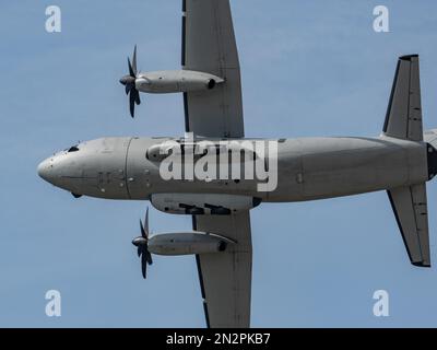Un gros plan d'Alenia C-27J Spartan volant dans le ciel lors d'un spectacle aérien en Slovaquie Banque D'Images