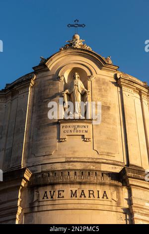 L'église de l'Immaculée conception, Catane, Sicile. La devise sous la statue de la Vierge se traduit par « ils m'ont mis ici comme gardien » Banque D'Images