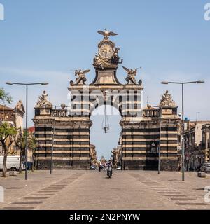 La Porta Garibaldi à Catane, en Sicile, en Italie, une grande arche triomphale construite en 1768 pour célébrer le mariage du roi Ferdinand I. Banque D'Images