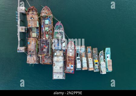Vue aérienne de plusieurs bateaux de pêche traditionnels alignés en rangée, Indonésie Banque D'Images
