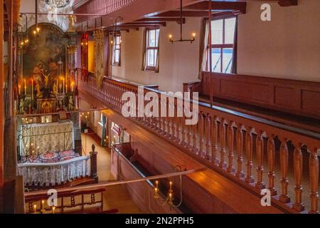 En regardant vers l'alter et les ragoûts dans notre Seigneur dans le Musée Attique (ancienne église catholique cachée) Amsterdam pays-Bas. Banque D'Images