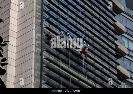 Dhaka, Bangladesh. 07th févr. 2023. Les travailleurs nettoient un mur d'une tour sur Gulshan 2 à Dhaka sans prendre de mesures de sécurité. Crédit : SOPA Images Limited/Alamy Live News Banque D'Images