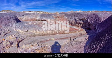 Ombre d'un homme debout dans le bassin Rouge, parc national de la Forêt pétrifiée, Arizona, États-Unis Banque D'Images