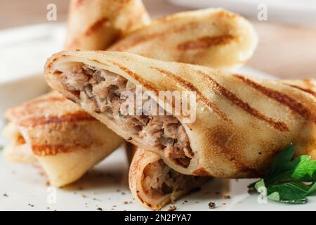Crêpes russes à la viande. Gros plan Banque D'Images