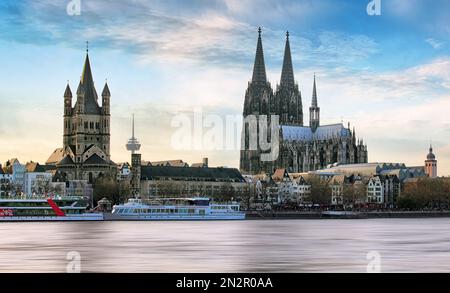 Cologne au-dessus du Rhin avec bateau de croisière à Cologne, Allemagne. Banque D'Images