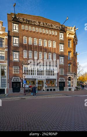 Gunters en Meuse Hardware. Un magasin de matériel, un entrepôt et un immeuble de bureaux conçus dans le style de l'école d'Amsterdam pour Gunters et Meuse. Amsterdam Nord Banque D'Images