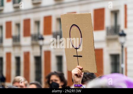 Affiche de symboles féministes sur les mains des femmes lors de la démonstration de 8 M. Banque D'Images
