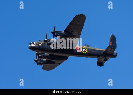 Royal Air Force Battle of Britain Memorial Flight Avro Lancaster avion bombardier volant à un spectacle aérien. Récemment repeint en tant que « leader » Banque D'Images