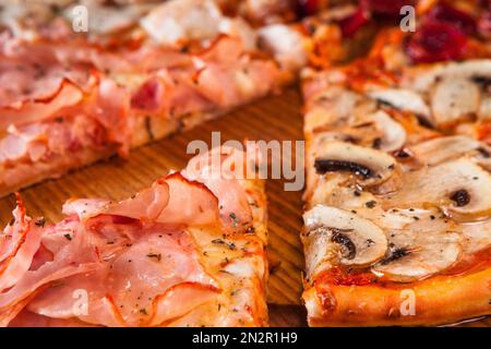 Pizza à la viande délicieuse servie sur un plat en bois de près Banque D'Images