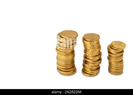 Piles de pièces de monnaie de couleur or, centimes d'euro isolés sur blanc avec chemin de coupure et espace de copie Banque D'Images