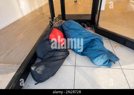 Un couple sans-abri dormant dans une porte vide en hiver, Berkshire, Angleterre, Royaume-Uni, Europe Banque D'Images