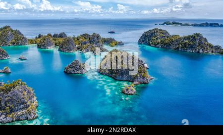 Vue aérienne des formations rocheuses karstiques, Piaynemo, Raja Ampat, Nouvelle-Guinée, Papouasie occidentale, Indonésie Banque D'Images