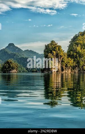Formations rocheuses karstiques dans l'océan, Raja Ampat, Nouvelle-Guinée, Papouasie occidentale, Indonésie Banque D'Images
