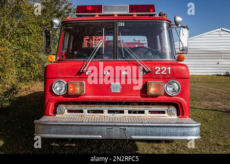 Fort Meade, FL - 22 février 2022: Vue de face d'un camion d'incendie Ford F900 1981 à un salon de voiture local. Banque D'Images