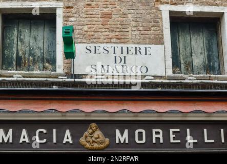 Extérieur de l'historique Farmacia Morelli, connu aussi comme Farmacia Alla Madonna, en affaires depuis 1500, dans le sestiere de St Marc, Venise, Italie Banque D'Images