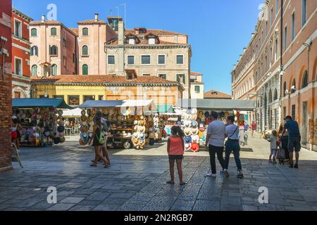 Étals vendant des articles pour les touristes à Campo Cesare Battisti, également connu sous le nom de Campo Bella Vienna, une place dans le quartier de San Polo, Venise, Vénétie, Italie Banque D'Images