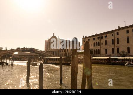 Vue à contre-jour du Grand Canal avec le pont Scalzi et l'église de Santa Maria di Nazareth en arrière-plan, Venise, Vénétie, Italie Banque D'Images