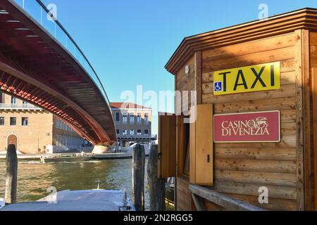 Kiosque en bois de service de bateau-taxi avec un panneau du Casino de Venise à côté du pont de Calatrava sur le Grand Canal, Venise, Vénétie, Italie Banque D'Images