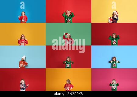 Collage avec des photos d'enfants adorables dans différents sweaters de Noël sur fond de couleur Banque D'Images