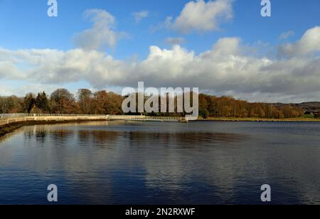 Après les hivers, les niveaux d'eau sont bien élevés dans le réservoir supérieur de Foulridge, dans les collines Pennine de l'est du Lancashire. Banque D'Images