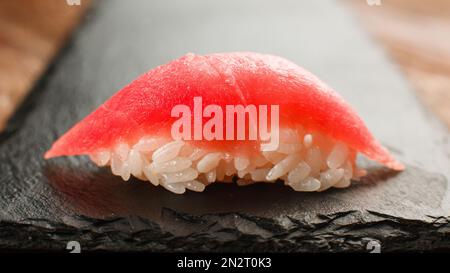 Fruits de mer japonais. Sushi nigiri au thon, gros plan Banque D'Images